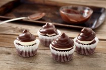 Peppermint cupcakes de chocolate no fundo de madeira — Fotografia de Stock