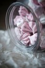 Веганская малиновая меренга сделана из аквафабы в сладкой банке — стоковое фото