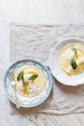 Raviolis de espinacas y ricotta con huevo, salvia y queso parmesano - foto de stock
