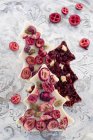 Árvore de Natal de chocolate com cranberries secas — Fotografia de Stock