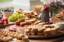 Различные закуски для вечеринок на деревянном столе — стоковое фото