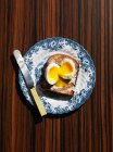 Un huevo blando en tostadas - foto de stock