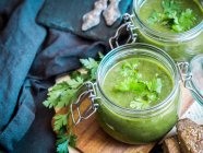 Vegane Creme aus gebackenen Zucchini, Süßkartoffeln und Spinatsuppe in Einmachgläsern — Stockfoto