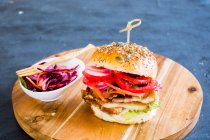 Бутерброд з шніцелем з маринованими овочами — стокове фото