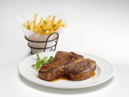 Ein Porterhouse-Steak mit Pommes — Stockfoto