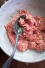 Polpette preparate: carne macinata e ingredienti mescolati — Foto stock
