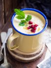 Квітковий крем-суп з солодкою картоплею і тахіні подається в чашці — стокове фото
