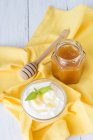 Yogur griego casero con miel - foto de stock