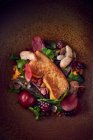 Фуа-гра на змішаному буряковому салаті — стокове фото