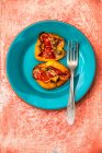 Gelbe Paprika gefüllt mit Tomaten, Sardellen und Kapern (Piemont, Italien) — Stockfoto