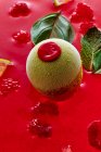Фисташки на красном фруктовом желе — стоковое фото