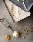 Мороженое с медом и грецкими орехами — стоковое фото