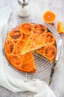 Перевернутый оранжевый торт с крупным планом — стоковое фото