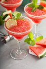 Gefrorene Wassermelonen-Margaritas mit Limette und Minze — Stockfoto