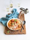 Спагетті з фрикадельками і пармезаном — стокове фото