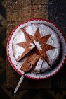 Un gâteau aux noix au chocolat avec une étoile de sucre glace — Photo de stock