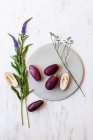 Mini aubergines with flowers — Stock Photo