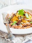 Pesto di zucca servito con pasta integrale di farro e pomodori secchi — Foto stock