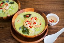 Curry tailandese verde con gamberi — Foto stock