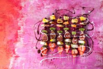 Kebabs de frutas com molho de chocolate e creme de coco — Fotografia de Stock
