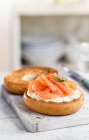 Bagel con salmone e crema di formaggio — Foto stock
