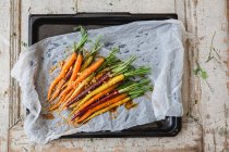 Zanahorias coloridas cocinadas en el horno (vista superior) - foto de stock