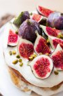 Hazelnut cake with figs, honey and goat's cream cheese — Stock Photo