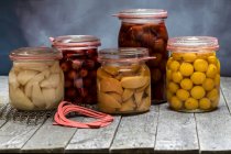 Fruits conservés (poires, cerises, prunes, petites prunes jaunes et pommes)) — Photo de stock
