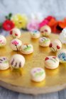 Macaroons decorated with flowers — Stock Photo