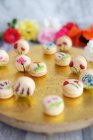 Macaroons decorados com flores — Fotografia de Stock