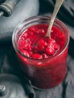 Домашний красный ягодный джем — стоковое фото