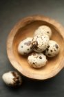 Перепелиные яйца в мини-деревянной миске — стоковое фото