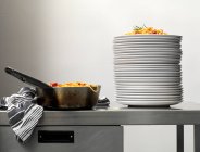 Лингвин с помидорами на кухне ресторана — стоковое фото