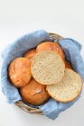 Petits pains faits maison dans un panier — Photo de stock