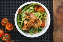 Zucchini noodles (zoodles) with prawns and tomatoes — Stock Photo