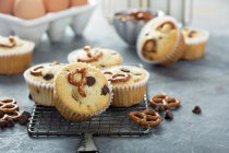 Muffins with chocolate chips and salted pretzels — Stock Photo