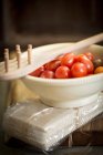 Una disposizione di pomodorini ciliegini, una forchetta sulla torta e un pacchetto di pasta — Foto stock