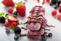 Home-made berry ice lollies — Stock Photo