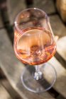 Um copo de vinho ros vista close-up — Fotografia de Stock