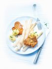 Спаржа с венским шницелем и картофелем петрушки — стоковое фото