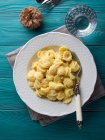 Pasta tradizionale italiana Orecchiette con cavolfiore speziato e parmigiano grattugiato — Foto stock