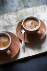 Zwei Espressotassen im Buch — Stockfoto