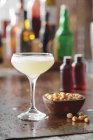 Kichererbsen Aquafaba Cocktail im Glas und Kichererbsen in Schüssel auf dem Tisch — Stockfoto