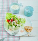 Салат з креветками в листі салату зі шматочком хліба — стокове фото