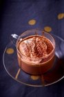 Chocolate caliente con crema y cacao en polvo - foto de stock
