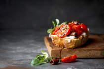 Tomaten-Sauerteig-Sandwich mit Ricotta und Oliven — Stockfoto