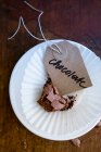 Шоколадное печенье и щит — стоковое фото