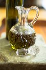 Оливковое масло в стеклянном графине — стоковое фото