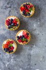 Пироги с ягодами и ванильным кремом — стоковое фото