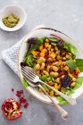 Gemüsesalat mit Butterbohnen, Süßkartoffeln, Granatapfelkernen und Pesto — Stockfoto